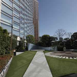 チャペルでの式後に、ゲストたちに迎えられたり写真を撮る場所で、晴れていればよいロケーション。