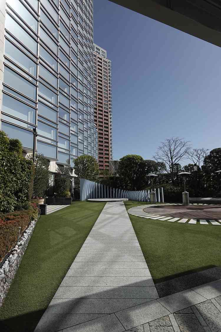 チャペルでの式後に、ゲストたちに迎えられたり写真を撮る場所で、晴れていればよいロケーション。