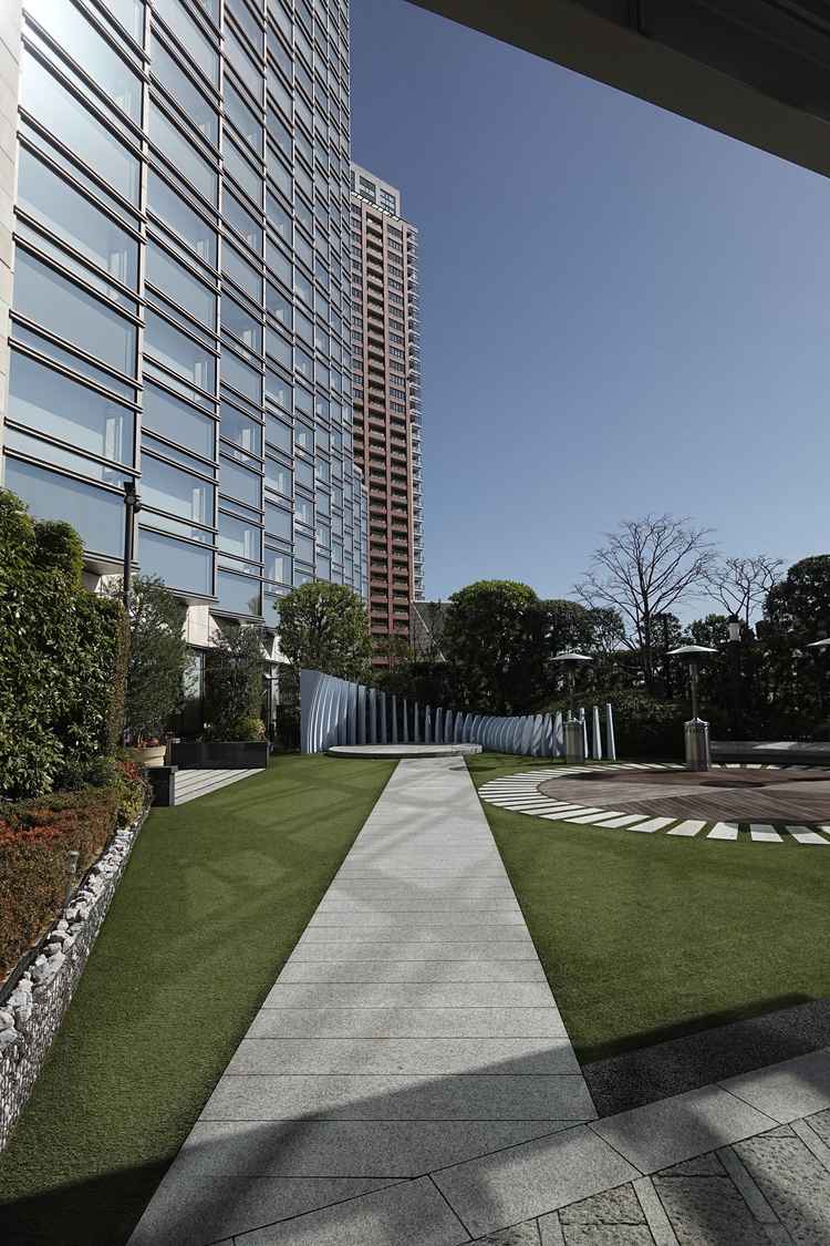 チャペルでの式後に、ゲストたちに迎えられたり写真を撮る場所で、晴れていればよいロケーション。