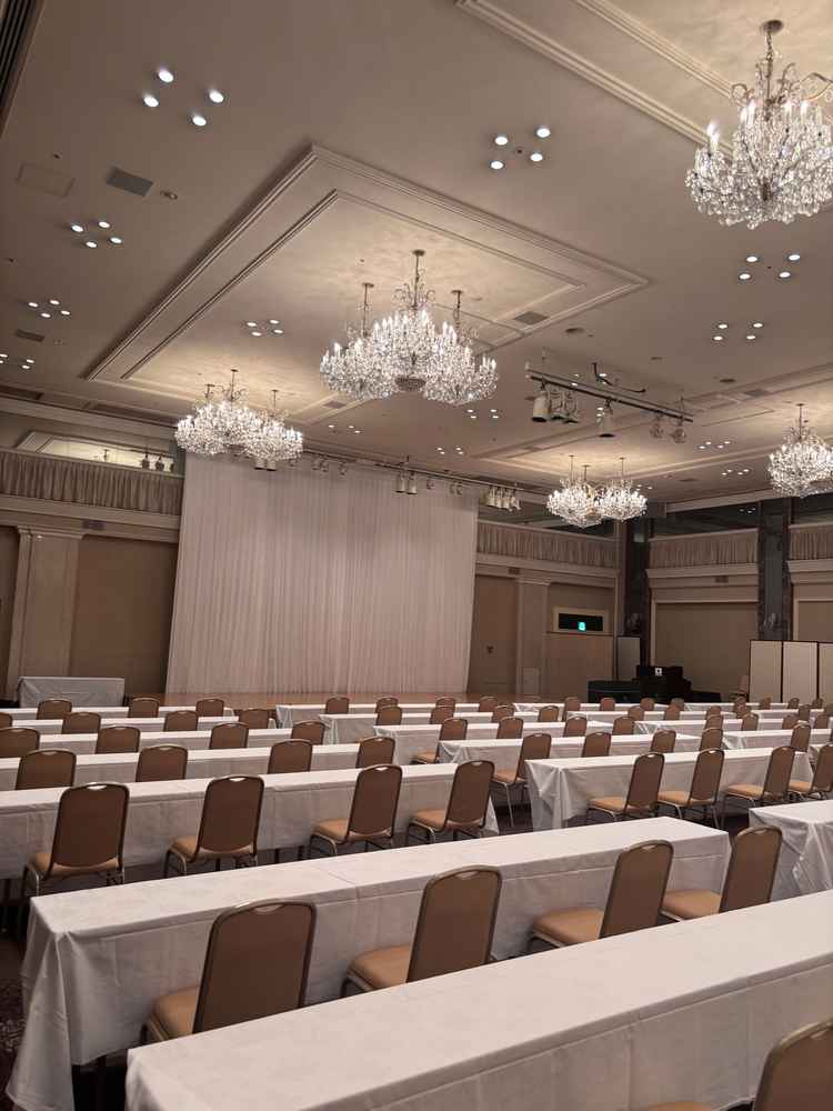 披露宴会場2 天井がとても高く開放感でした