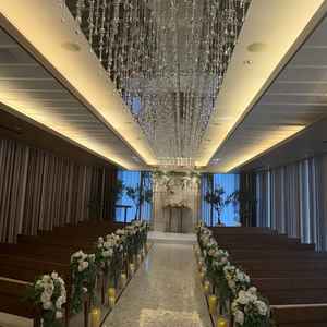 挙式会場。木目調と白のコントラストが綺麗。