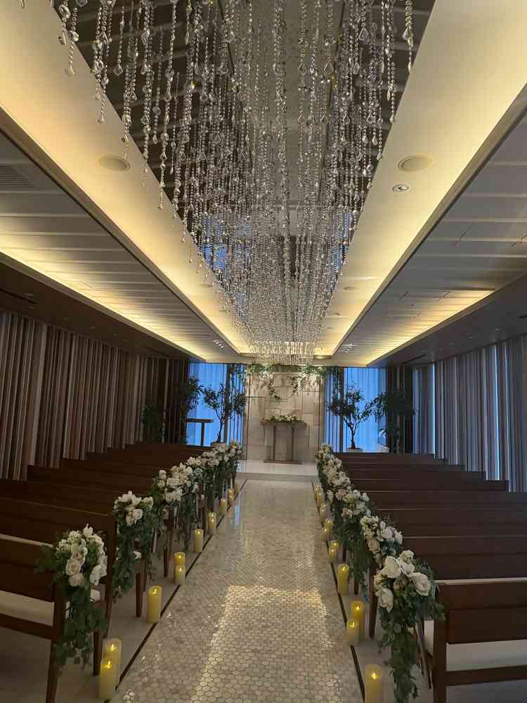 挙式会場。木目調と白のコントラストが綺麗。