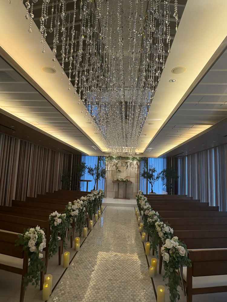 挙式会場。木目調と白のコントラストが綺麗。