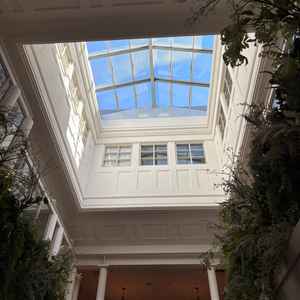 公式写真ではわからなかったが、チャペルの天井が高く開放的な部分があった。