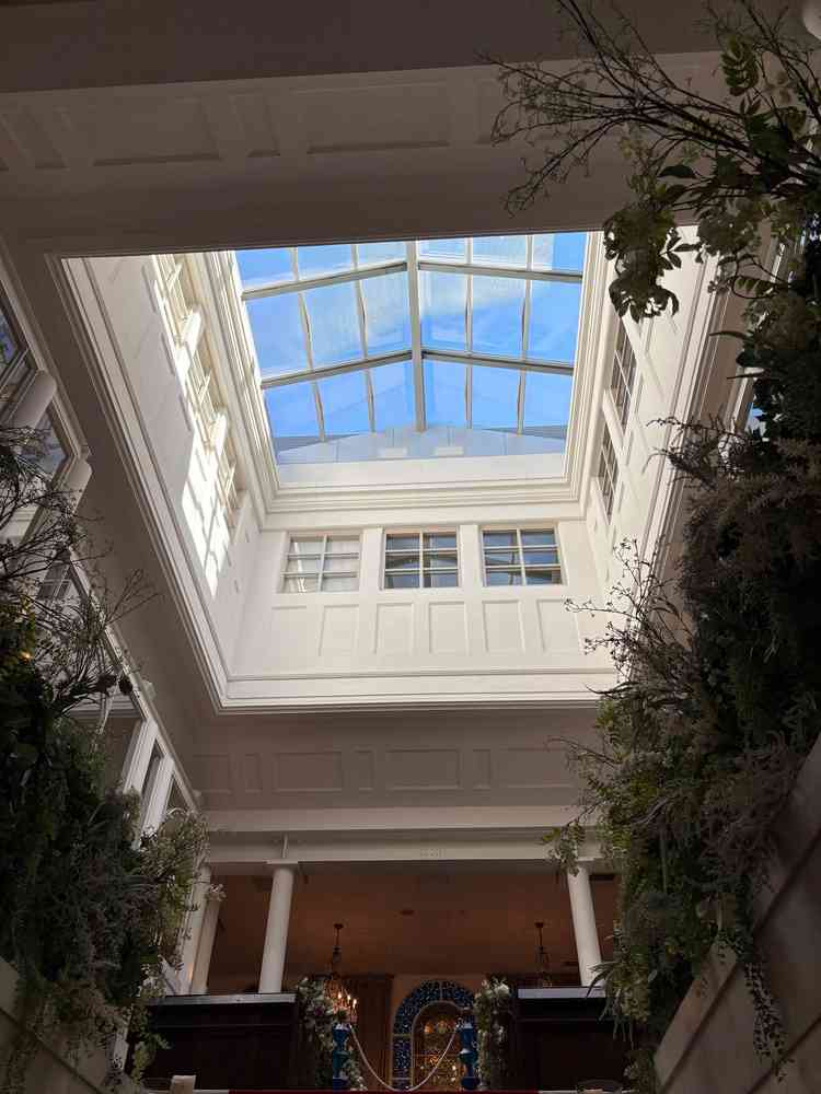 公式写真ではわからなかったが、チャペルの天井が高く開放的な部分があった。