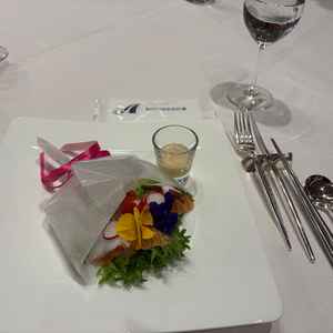 可愛い花束の形をしたお刺身を試食しましたが見た目も良く、料理も凄く美味しかったです。