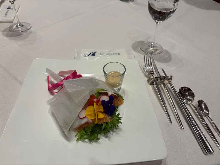 可愛い花束の形をしたお刺身を試食しましたが見た目も良く、料理も凄く美味しかったです。