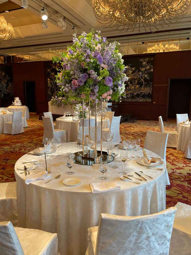 披露宴のテーブルの様子。テーブル装花やテーブルクロスが上品だった。