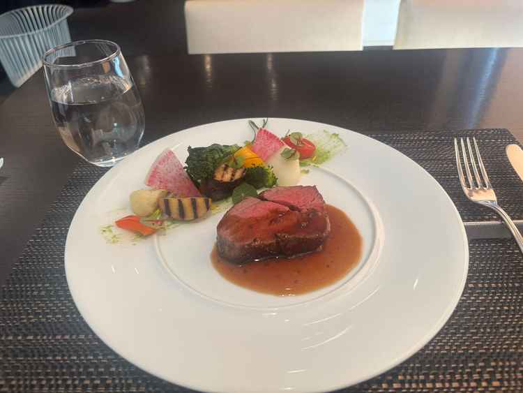 試食の写真。契約農場からの牛肉のフィレ肉。