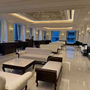 ゲストの待合スペース。ビルの中とは思えない広さ。