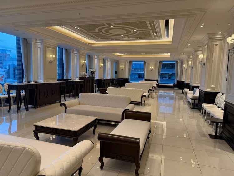 ゲストの待合スペース。ビルの中とは思えない広さ。