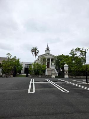 駐車場から見えるガーデンの景色です。白基調の階段がとても素敵で、晴れの日を想像するとワクワクしました