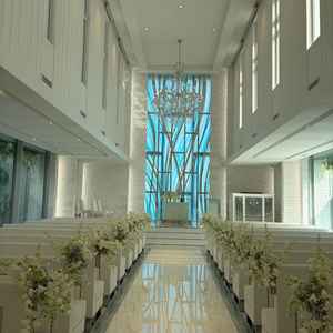 青のステンドガラスに、自然光が映える挙式場。