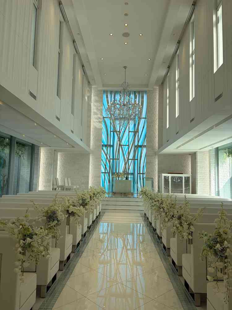 青のステンドガラスに、自然光が映える挙式場。