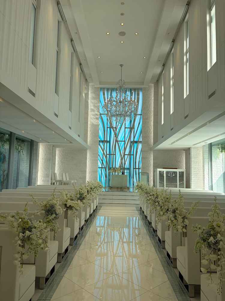 青のステンドガラスに、自然光が映える挙式場。