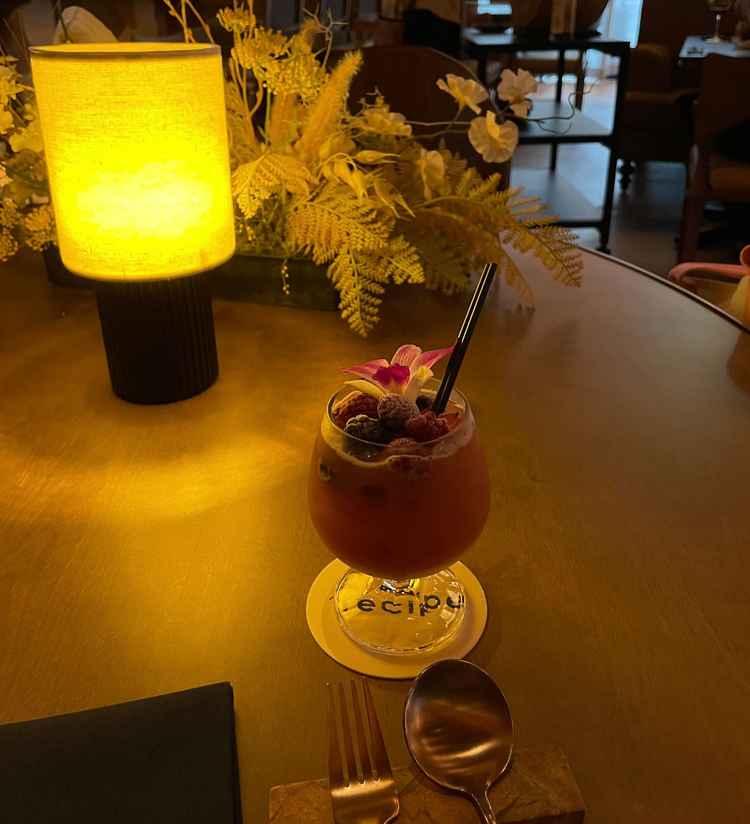 テーブルの装飾とバーテンダーの方が作るオリジナルカクテルでおもてなし