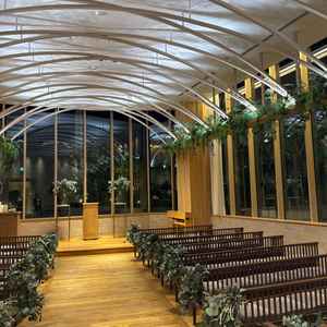 チャペルの写真になります。二面ガラスで開放感がある作り出した。