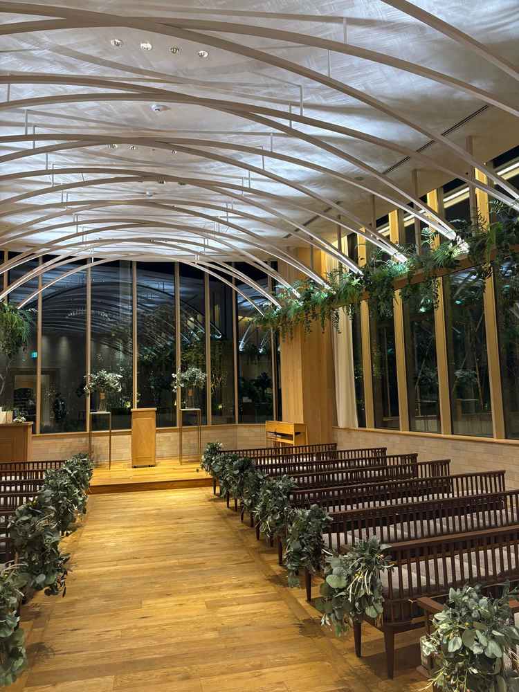 チャペルの写真になります。二面ガラスで開放感がある作り出した。