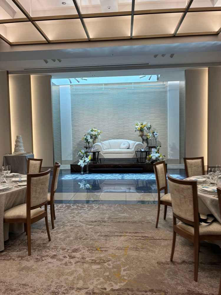 披露宴会場。新郎新婦席の手前の床は、水面が映るようになっている。