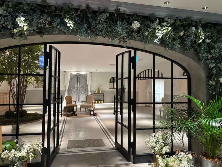 エレベーターを降りてすぐの式場入り口です。グリーンの装飾で華やかに見えました。