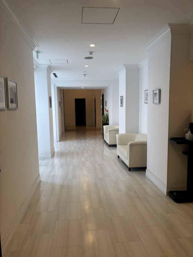 挙式会場に向かう途中の壁に自分たちの写真を貼ることができるのが良かったです。