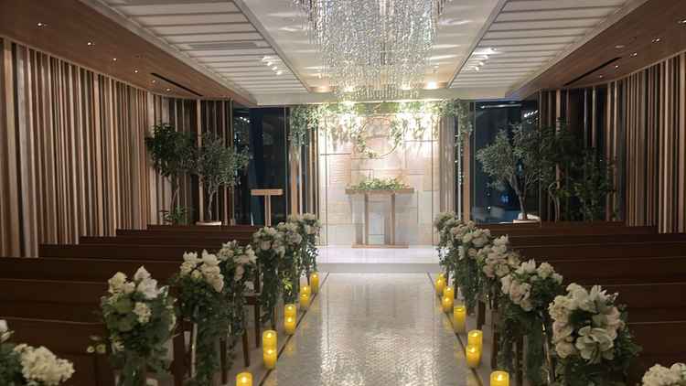 スアロフスキー製のシャンデリが豪華で綺麗なチャペル！