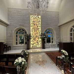 チャペルは白が基調で奥に緑があり、明るい印象でした。