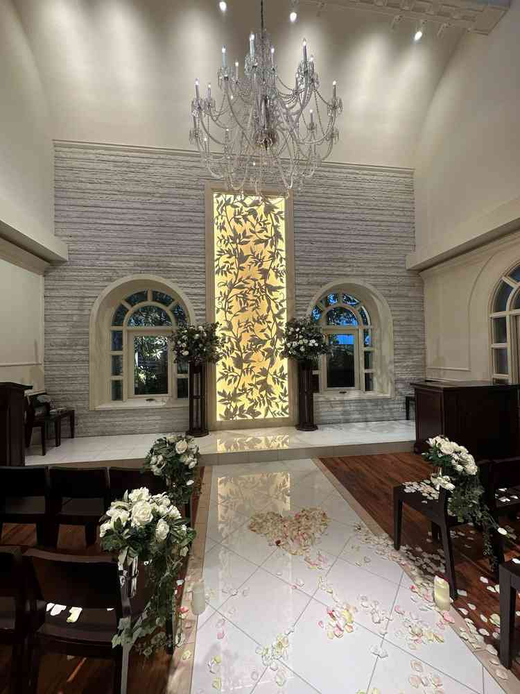 チャペルは白が基調で奥に緑があり、明るい印象でした。