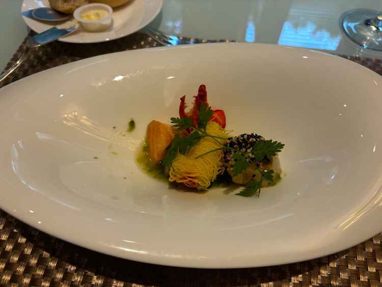 海鮮系のメインディッシュ海の幸の盛り合わせ。ホタテ、オマール海老、鮭が合わさった一品でバラエティ豊富