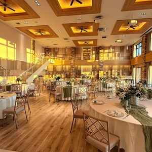 約40名〜利用されている披露宴会場。木の温かみが感じられ、唯一無二でした。