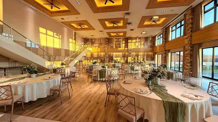 約40名〜利用されている披露宴会場。木の温かみが感じられ、唯一無二でした。