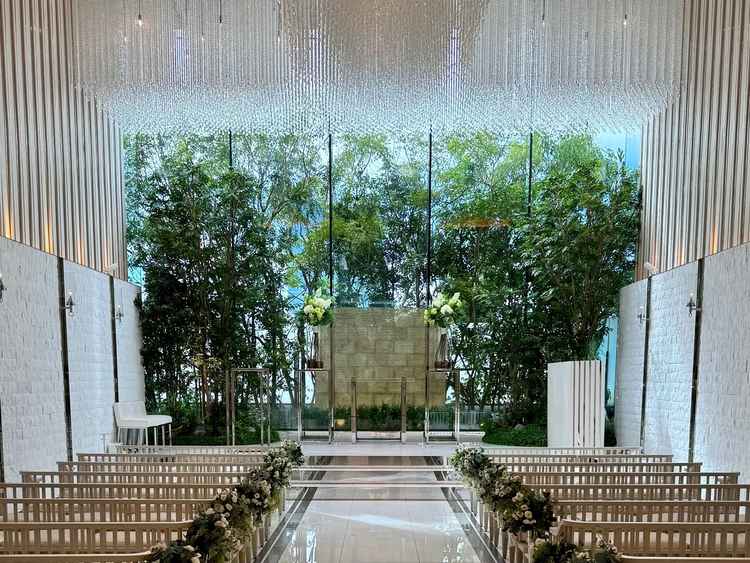 緑に囲まれたチャペルがナチュラルかつ洗練された印象で素敵でした！