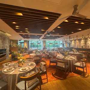 温もりのある木目と緑が映える空間。落ち着きと開放感が共存したナチュラルモダンな披露宴会場。