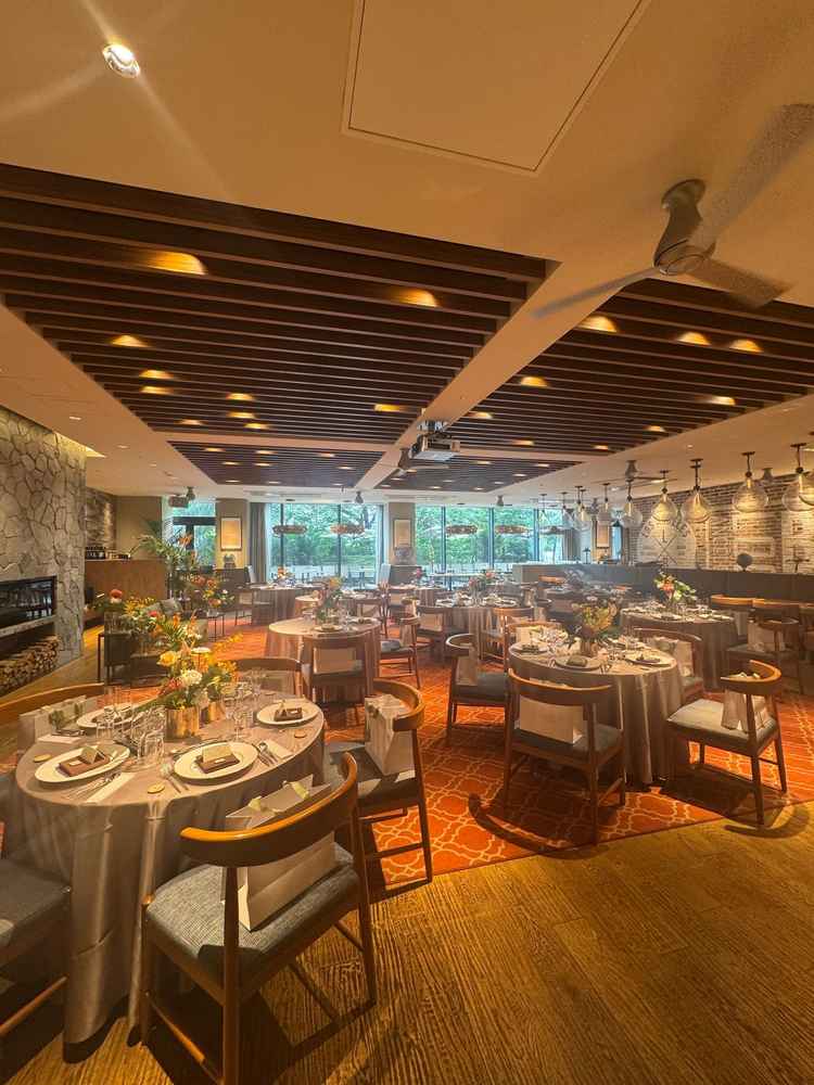 温もりのある木目と緑が映える空間。落ち着きと開放感が共存したナチュラルモダンな披露宴会場。