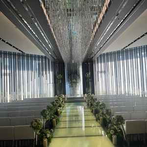 ひし形の設計がされているチャペルです。自然光が差し込むと、キラキラと輝いて素敵でした。