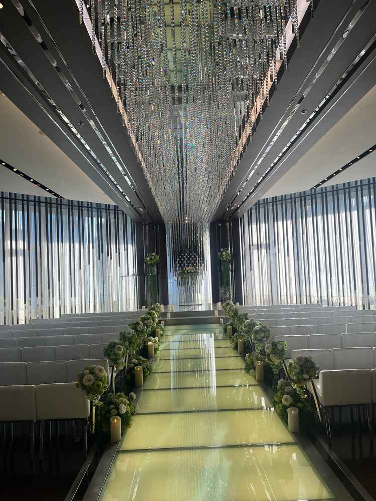 ひし形の設計がされているチャペルです。自然光が差し込むと、キラキラと輝いて素敵でした。