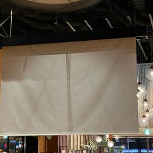 レストランのスクリーンで映像を映し出すことができます。