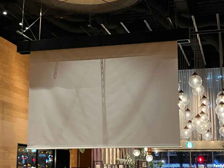 レストランのスクリーンで映像を映し出すことができます。