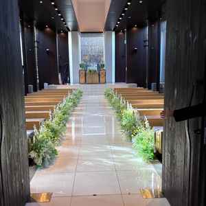 チャペルの入り口からの全体像。奥には滝があり水の音もす