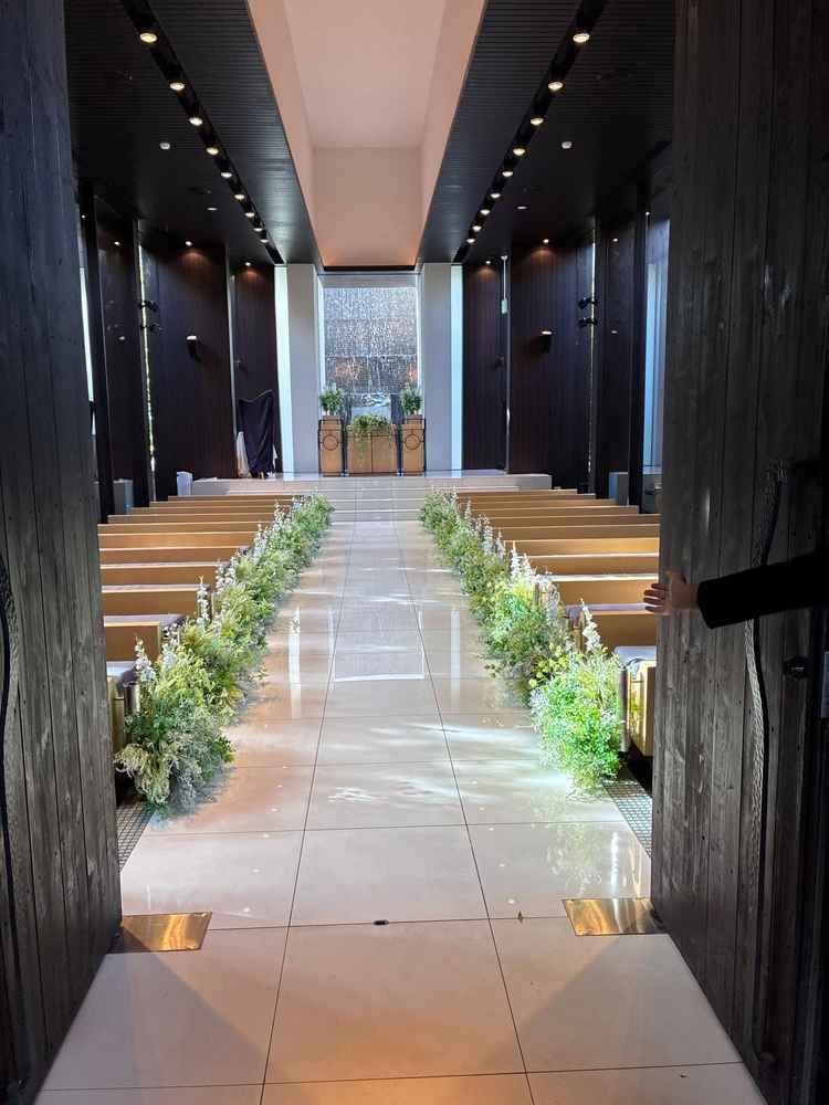 チャペルの入り口からの全体像。奥には滝があり水の音もす