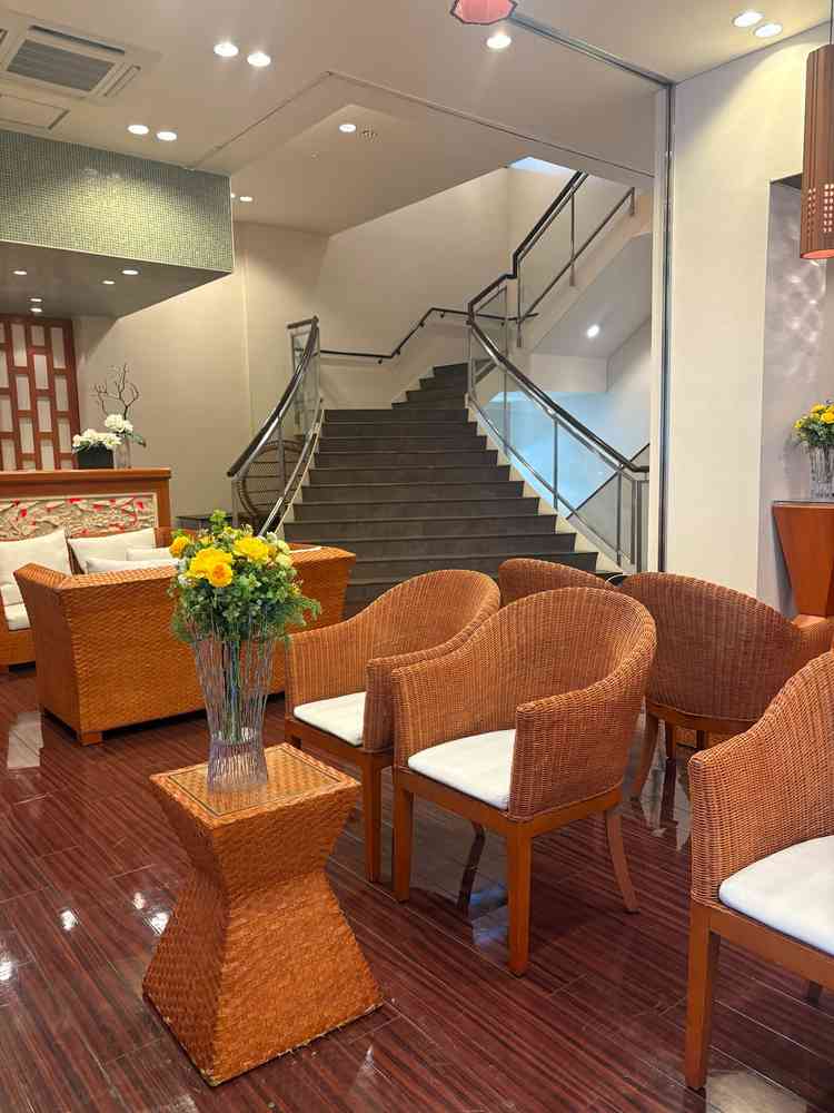 ゲスト控室。受付後すぐに休むことができ、リゾート風の空間で統一されています。