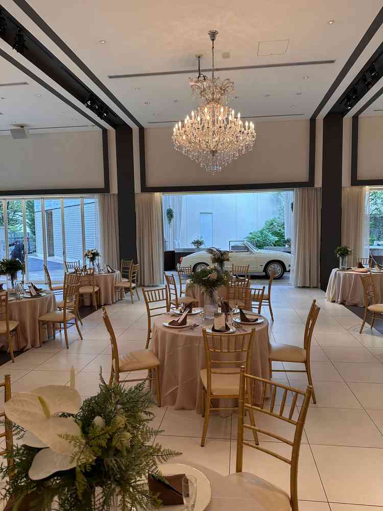 クラシックカーで入場ができ、サプライズ感のある演出