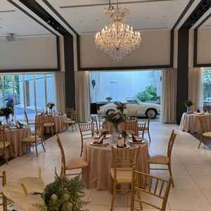 クラシックカーで入場ができ、サプライズ感のある演出