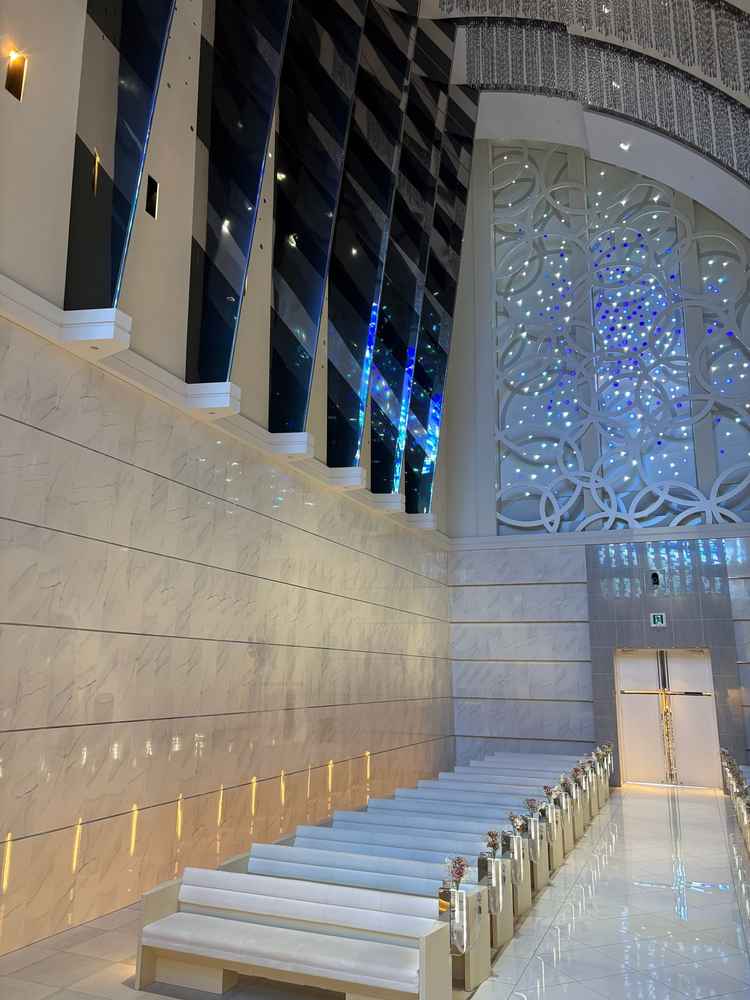 挙式場の青の方。とても天井が高く広い。少人数だとやや寂しいかもしれない。