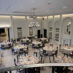 白を基調とした会場。広々としていて、中は別世界です。