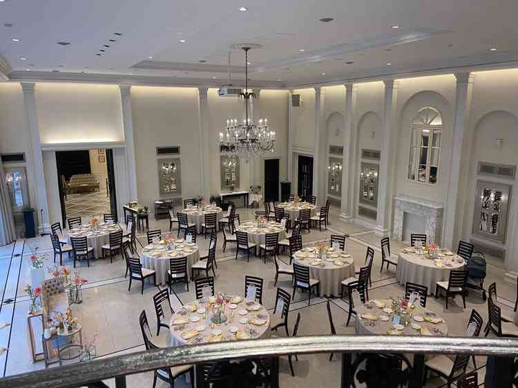 白を基調とした会場。広々としていて、中は別世界です。