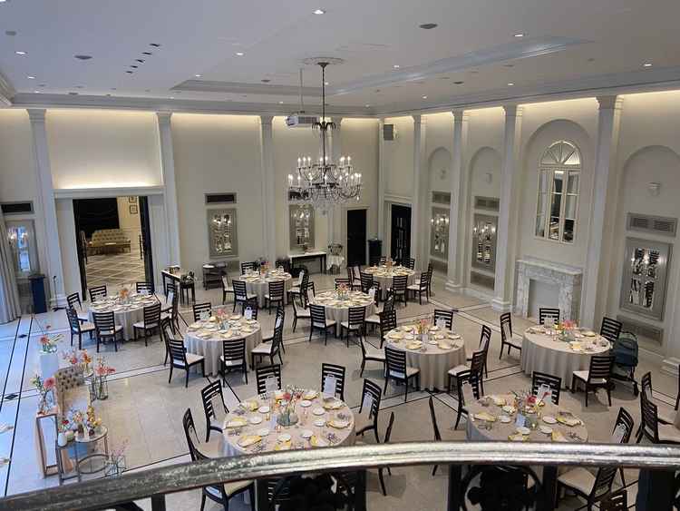 白を基調とした会場。広々としていて、中は別世界です。