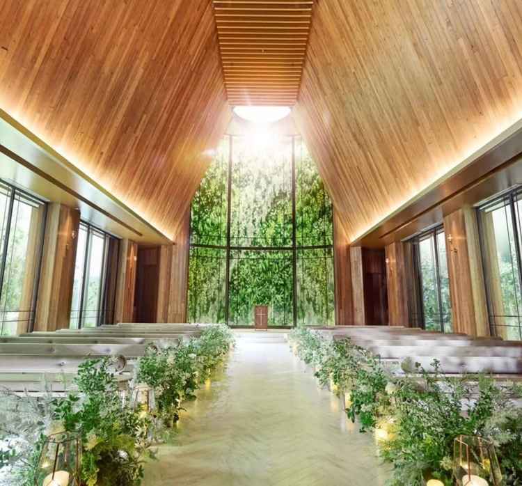 チャペルの写真です。地下だからこそ自然光の影響受けず、光演出が可能とのことでした。