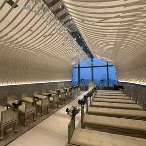 挙式会場。清潔感があり、白基調で洗練された印象。