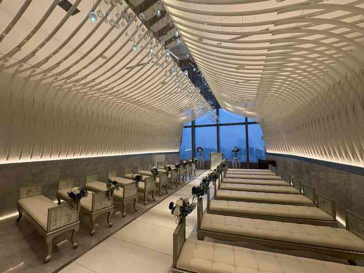 挙式会場。清潔感があり、白基調で洗練された印象。